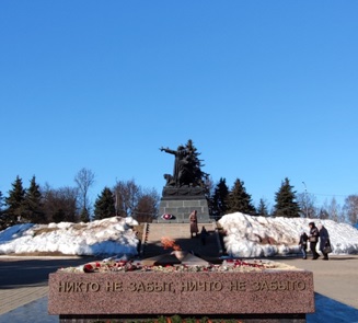 Памятник ген. Ефремову